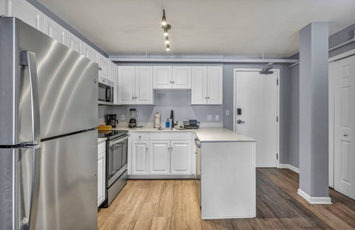 Downtown Cleveland Apartment | Charming loft in lovely DT Cleveland - Free parking - Balcony - Gym