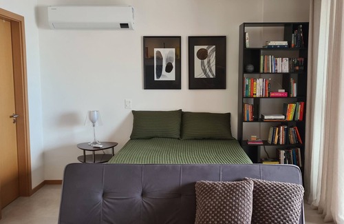 Piratininga Apartment | Charming loft with barbecue on the balcony and sea view