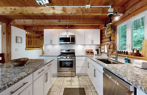 Plymouth House | Charming log cabin, dog-friendly, wood stove, wifi, firepit, patio, porch