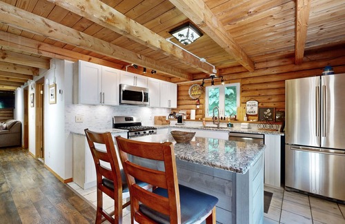 Plymouth House | Charming log cabin, dog-friendly, wood stove, wifi, firepit, patio, porch