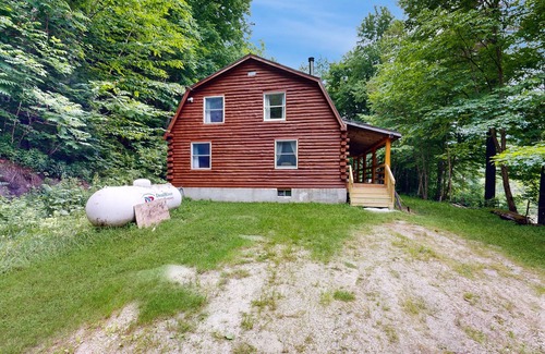Plymouth House | Charming log cabin, dog-friendly, wood stove, wifi, firepit, patio, porch