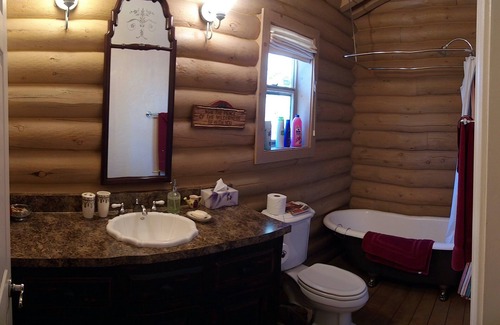 Groom Creek House | Charming log cabin in the woods. Now with EV charging.