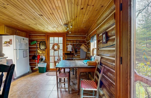 Greenville Cabin | Charming log cabin on 50 acres w/Kayaks, Row boat, Firepit, Skiing and more