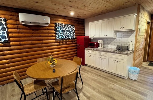 Cambridge Cabin | Charming log cabin on a quiet back road to get away from it all and enjoy nature