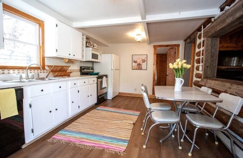 Rapid City Cabin | ❖Charming Log Cabin❖Firepit❖Great Deck with Grill❖