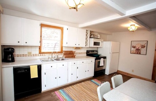 Rapid City Cabin | ❖Charming Log Cabin❖Firepit❖Great Deck with Grill❖