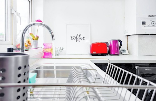 Arnos Grove Apartment | Charming London Home, Opposite Arnos Grove Station, 20 mins to Central London