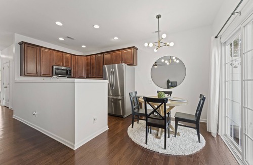 Charlotte House | Charming LoSo Townhouse - close to Southend!
