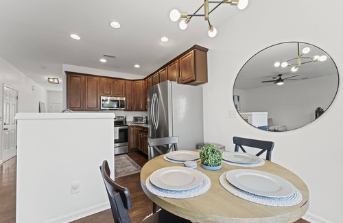 Charlotte House | Charming LoSo Townhouse - close to Southend!