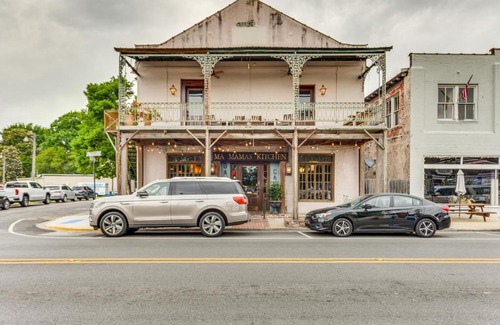 New Roads Apartment | Charming Louisiana Getaway with Furnished Balcony!