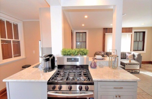 Faubourg Delassize House | Charming, Lower Garden District, Creole Cottage