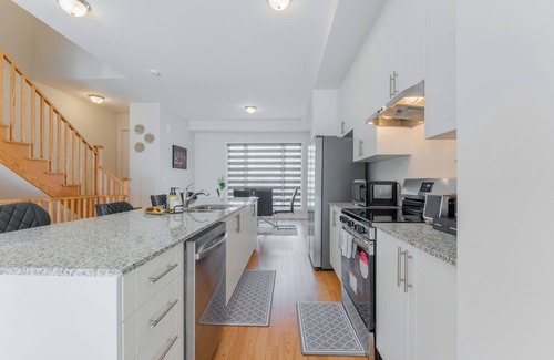Oakville House | Charming Lux Style | New Town | Oakville