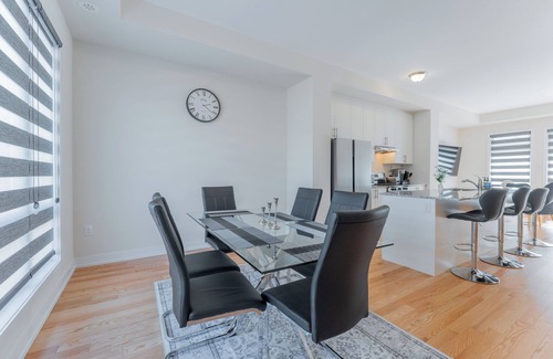 Oakville House | Charming Lux Style | New Town | Oakville