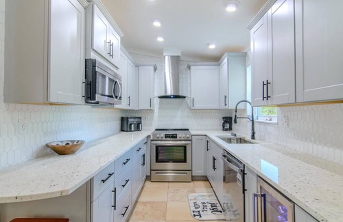 Eastpoint House | CHARMING LUXURIOUSNESS - RENOVATED 3BR house, pet's welcomed, minutes to SGI!