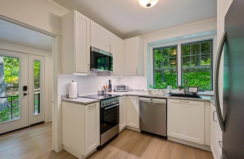 Ephraim House | Charming Main House | Walk to Shops & Bay