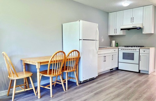 Richmond House | Charming master bedroom with AC, WiFi in a Richmond house
