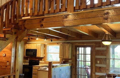 White Plains Cabin | Charming Mayberry Log Cabin minutes from Mount Airy