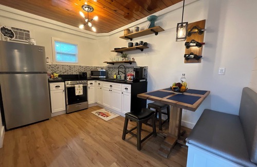 Glenvar Heights Apartment | Charming Miami Farmhouse Studio in quiet neighborhood
