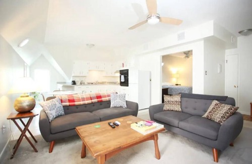 Vollintine-Evergreen Apartment | Charming Mid-Century Apartment in Midtown
