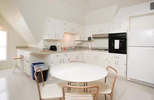 Vollintine-Evergreen Apartment | Charming Mid-Century Apartment in Midtown