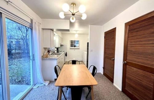 Dartmoor House | Charming Mid Century 2-Bedroom with Parking 1 Mile From The Big House & Downtown