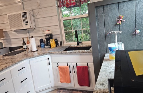 Warrensburg House | Charming Modern 1BR Country Cottage Surrounded by Nature Close to Town.