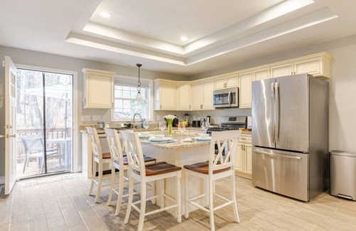 Worcester House | Charming Modern 3-bdrm house. Stroll to Lake Quinsigamond in Worcester