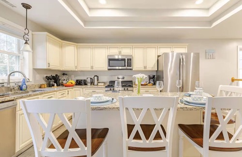 Worcester House | Charming Modern 3-bdrm house. Stroll to Lake Quinsigamond in Worcester