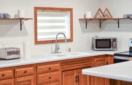 Walnut Creek House | Charming Modern Amish Home, Walk To Local Food + Family Friendly, Main Floor Bed