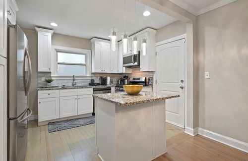 East Point House | Charming Modern Bungalow with Snacks, WiFi in welcoming East Point- Near Airport