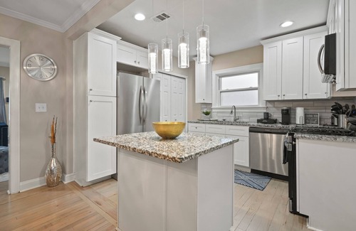 East Point House | Charming Modern Bungalow with Snacks, WiFi in welcoming East Point- Near Airport