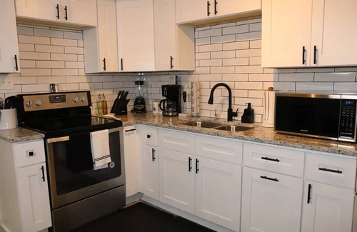 Buford House | -> Charming Modern Guest House Near Lake Lanier.