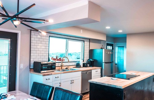 Palmer Lake House | Charming & Modern Lakefront Home - Hiking, Biking & Kayaking.