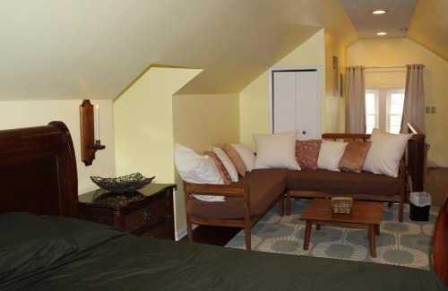 Jeffersonville House | Charming Modern Retreat Near Downtown Jeffersonville & Bob Hedge Park