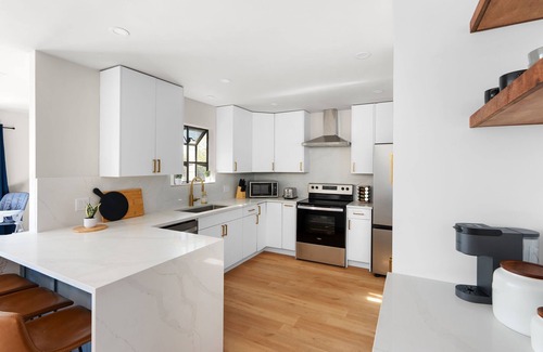 West Oak Hill House | Charming Modern Retreat in Austin