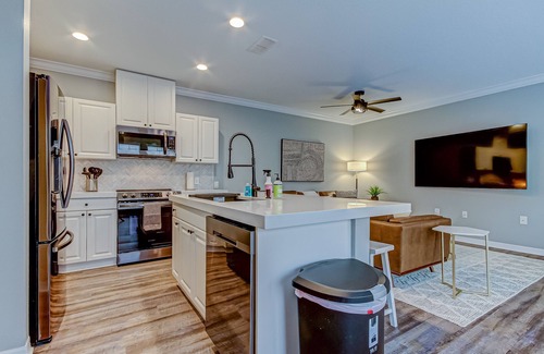 Hyde Park House | Charming & modern townhome w/patio, AC, & W/D - close to beautiful waterfront