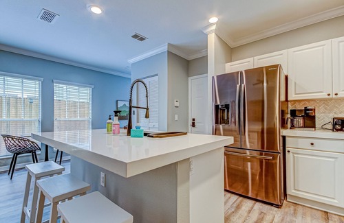 Hyde Park House | Charming & modern townhome w/patio, AC, & W/D - close to beautiful waterfront
