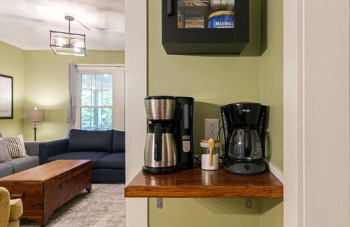 Montreat Apartment | Charming Montreat Cottage Near DT Black Mtn | Walk to Hiking