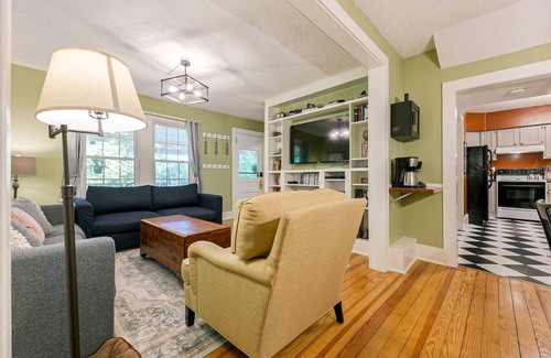 Montreat Apartment | Charming Montreat Cottage Near DT Black Mtn | Walk to Hiking