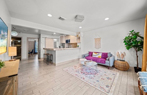 Neartown Apartment | Charming Montrose Condo-Close to everything!
