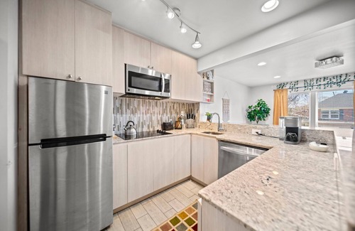 Neartown Apartment | Charming Montrose Condo-Close to everything!