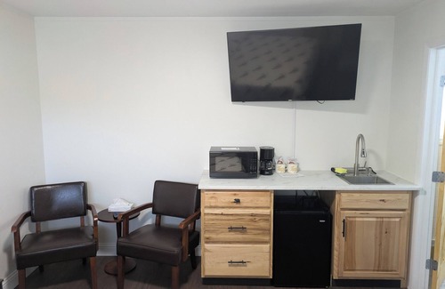Canaan Hotel | Charming motel room #3 with AC and WiFi in enjoyable Canaan
