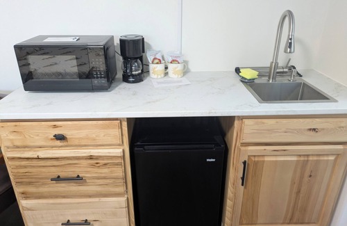 Canaan Hotel | Charming motel room #3 with AC and WiFi in enjoyable Canaan