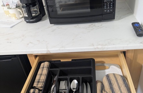 Canaan Hotel | Charming motel room #3 with AC and WiFi in enjoyable Canaan