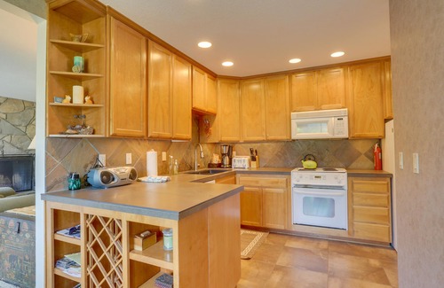 Welches Condo | Charming Mountain Condo with Golf Course Views & Nearby Ski Access