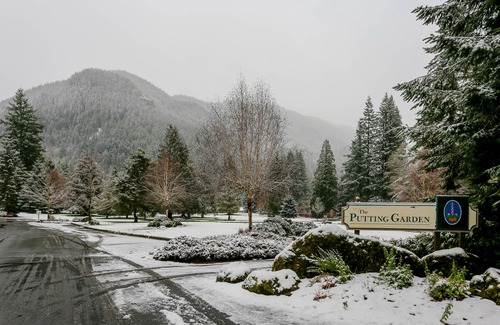 Welches Condo | Charming Mountain Condo with Golf Course Views & Nearby Ski Access