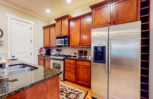 Big Canoe House | Charming mountain cottage close to golf & lakes with 2 fireplaces, decks
