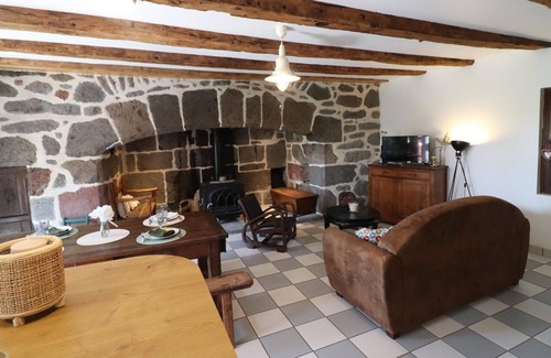 Moussages Cottage | Charming Mountain Home: 2BR, Terrace, BBQ, Near Hiking & Skiing, All-Inclusive
