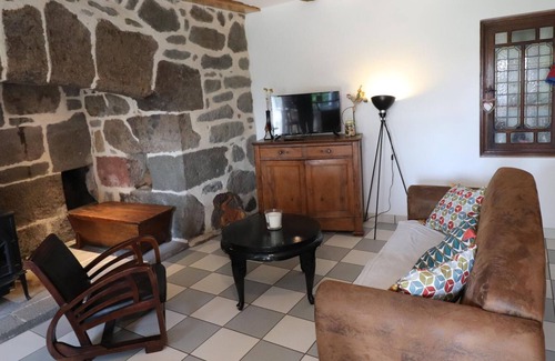 Moussages Cottage | Charming Mountain Home: 2BR, Terrace, BBQ, Near Hiking & Skiing, All-Inclusive