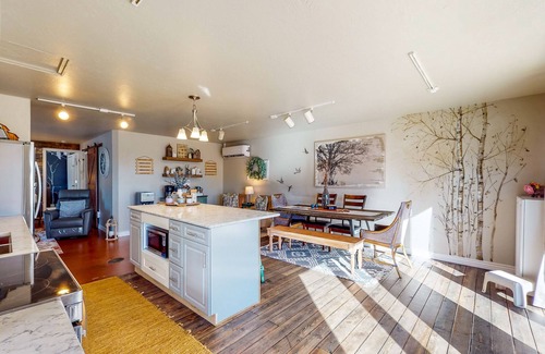 Rye House | Charming Mountain Stay w/Enclosed Yard & Grill